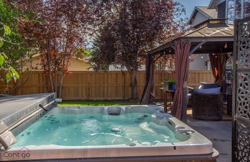 West Edmonton Casa | Modern Eclectic Home~Walk to WEM~AirCon~Yard~Hot Tub