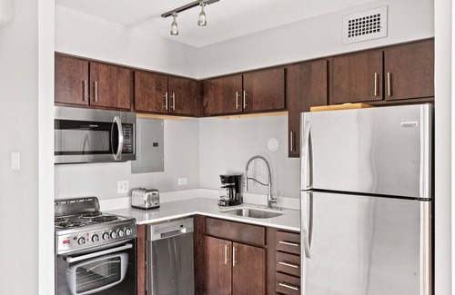Edgewater Beach Apartamento | Modern Edgewater 1BR w/ Gym, Deck & Lounge, 5 blocks to L, by Blueground