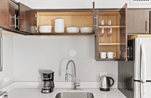 Edgewater Beach Apartamento | Modern Edgewater 1BR w/ Gym, Deck & Lounge, 5 blocks to L, by Blueground
