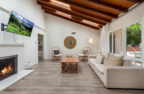 Hollywood Hills West Casa | Modern Elegance 3BR House with Sparkling Jacuzzi!