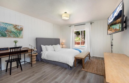 Hollywood Hills West Casa | Modern Elegance 3BR House with Sparkling Jacuzzi!