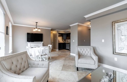 New Tacoma Condominio | Modern Elegance in the Heart of Downtown Tacoma | King Bed + Parking + AC