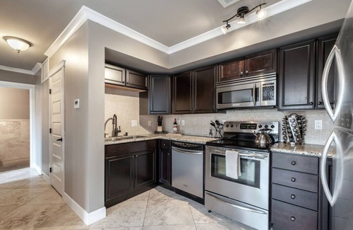 New Tacoma Condominio | Modern Elegance in the Heart of Downtown Tacoma | King Bed + Parking + AC