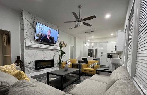 Oak Cliff Casa | Modern Elegant Duplex : 4 bedrooms and 4 bathrooms