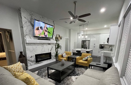 Oak Cliff Casa | Modern Elegant Duplex : 4 bedrooms and 4 bathrooms