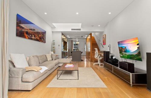 Surry Hills Casa | Modern, Elegant Oasis by Sydney Dreams