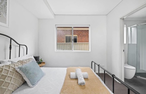 Revesby Casa | Modern Ensuite Queen Room - Serene Spot at Revesby
