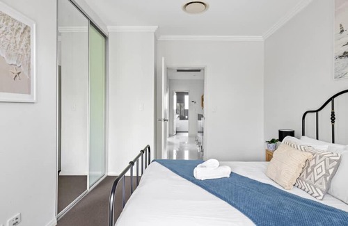 Revesby Casa | Modern Ensuite Queen Room - Serene Spot at Revesby