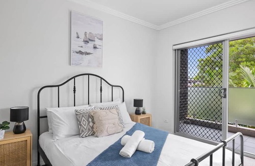 Revesby Casa | Modern Ensuite Queen Room - Serene Spot at Revesby