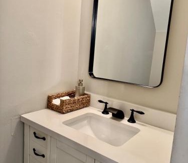 Charlotte Casa | Modern Entire House for 6 Guest at University City