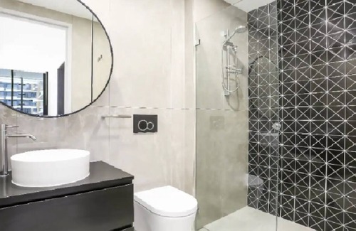 Pagewood Casa | Modern Escape: Gym, Heated Pool, Spa, Jacuzzi & Garden with BBQs, Pet Friendly