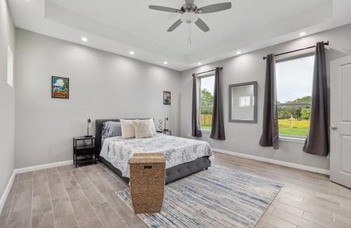 Cedar Creek Casa | Modern Escape in Cedar Creek