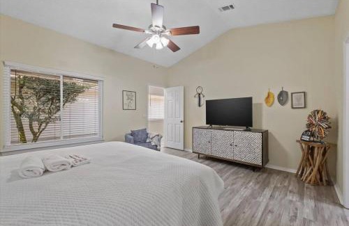 Northeast Pensacola Casa | Modern Escape near Airport/Hospital/Beach