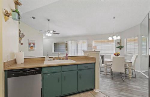 Northeast Pensacola Casa | Modern Escape near Airport/Hospital/Beach