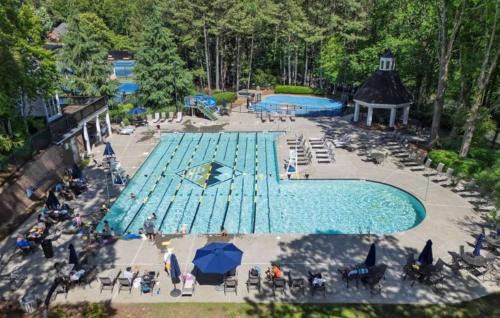 Woodstock Apartamento | Modern Escape, Pool, Golf, Game Room, Gym, 10min Lake & Downtown