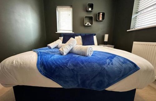 Peterborough Casa | Modern Escape with Hot Tub 4 Car Parking