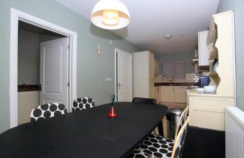 Peterborough Casa | Modern Escape with Hot Tub 4 Car Parking