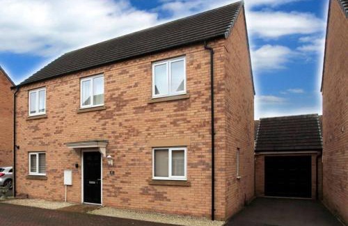 Peterborough Casa | Modern Escape with Hot Tub 4 Car Parking