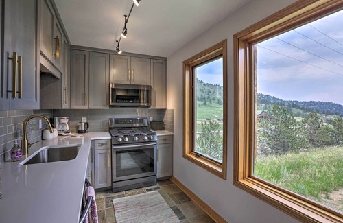 Evergreen Casa | Modern Evergreen Duplex Off I-70 w/ Mountain Views