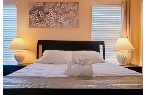 Hybla Valley Casa | Modern Executive Master Bedroom