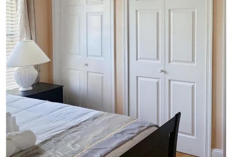 Hybla Valley Casa | Modern Executive Master Bedroom