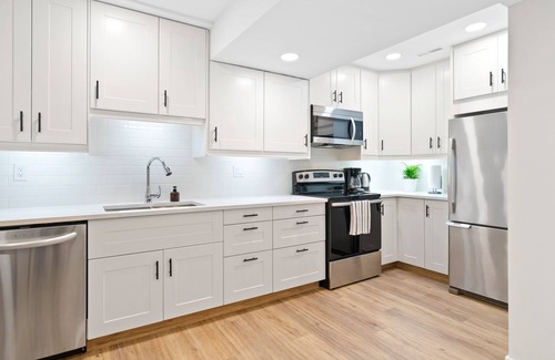 Port Moody Casa | Modern Executive Suite w/Hot Tub and Forest View