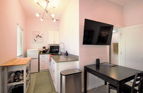 Palo Verde Casa | Modern Executive Suite w/ kitchenette and laundry