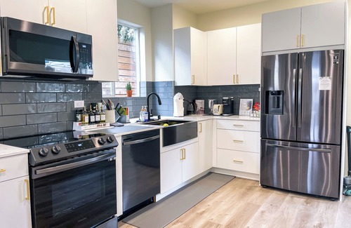 Minor Casa | Modern, Family Friendly, King Bed, AC, 65in TV Prime Location