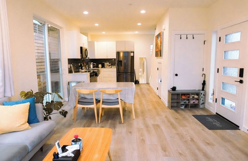 Minor Casa | Modern, Family Friendly, King Bed, AC, 65in TV Prime Location