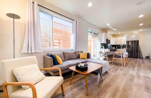 Minor Casa | Modern, Family Friendly, King Bed, AC, 65in TV Prime Location