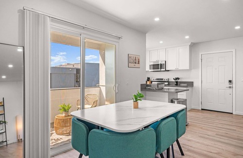 Altadena Apartamento | Modern Family Getaway With Spacious Living Areas