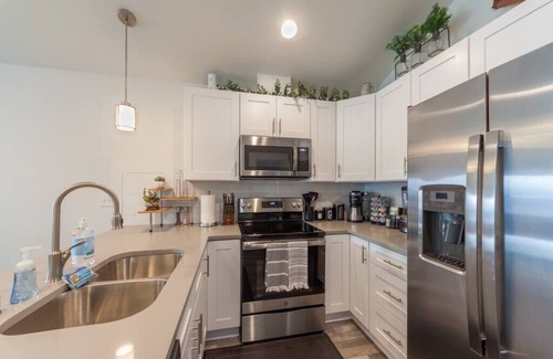 Spokane Valley Casa | Modern Family Home Decor & Style, KING bed, Wifi, with Garage!