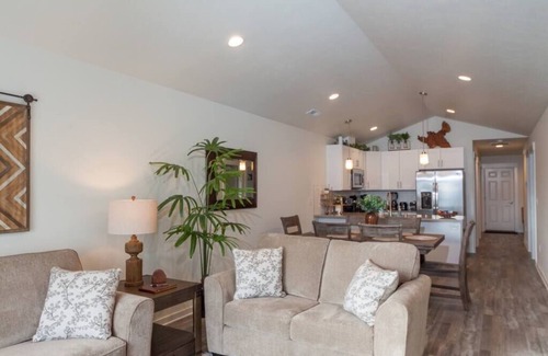 Spokane Valley Casa | Modern Family Home Decor & Style, KING bed, Wifi, with Garage!