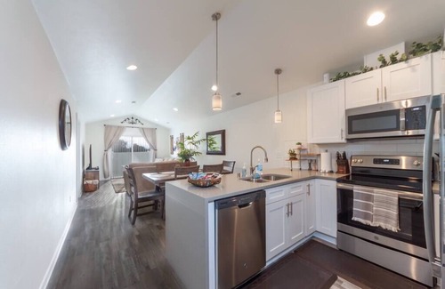 Spokane Valley Casa | Modern Family Home Decor & Style, KING bed, Wifi, with Garage!