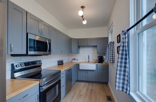 Mason Casa | Modern Family Home in Mason w/ Backyard + Fire Pit