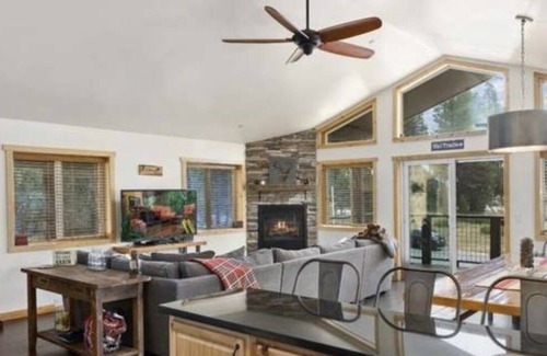 Serene Lakes Casa | Modern Family Home in Serene Lakes