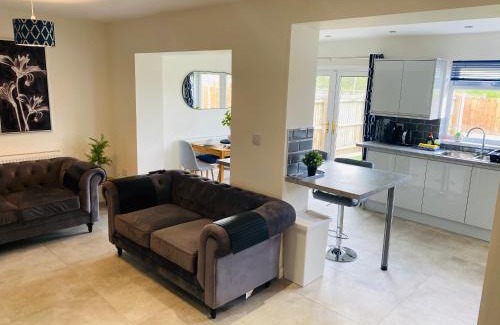 Llandaff North Casa | Modern Family Home with Off-Road Parking