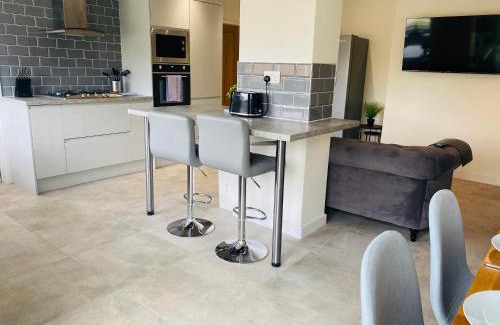 Llandaff North Casa | Modern Family Home with Off-Road Parking