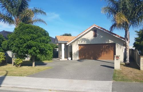 Clive Casa | Modern family oasis in Clive