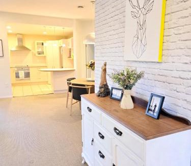 Clive Casa | Modern family oasis in Clive