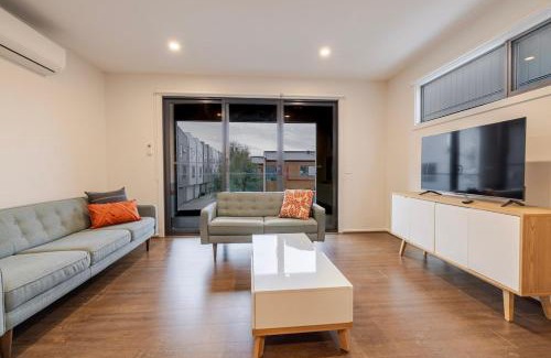 Point Cook Casa | Modern Family Retreat in Point Cook and Free Parking