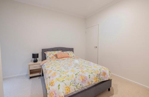 Point Cook Casa | Modern Family Retreat in Point Cook and Free Parking