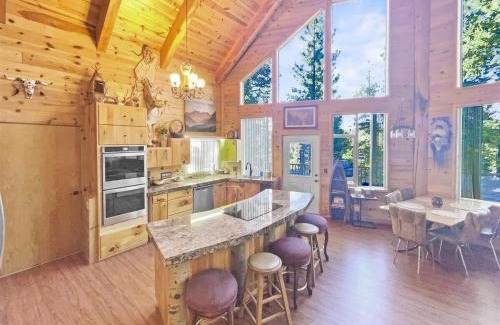 Duck Creek Village Chalet De Esquí | Modern Family Cabin with Deck, BBQ, Views and Playroom