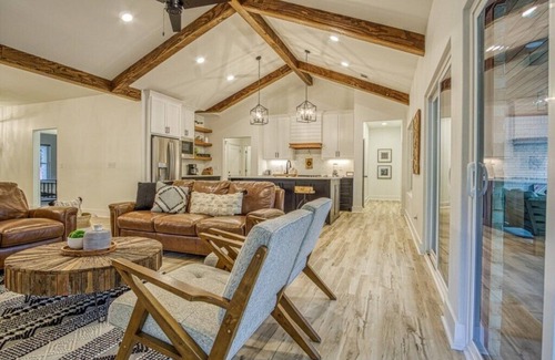 Hot Springs Village Casa | Modern Farmhouse Nestled in the Woods