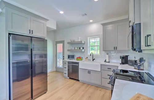 Higden Casa | Modern Farmhouse with large yard, 3 miles to lake