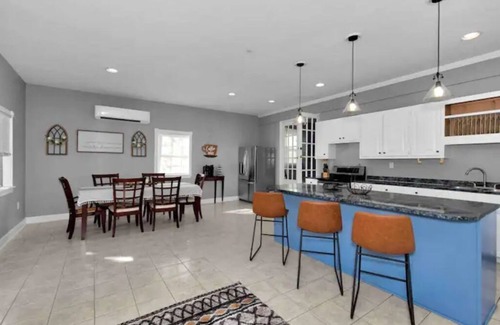 Mobile Casa | Modern Farmhouse 4 Bedroom Home Away From Home