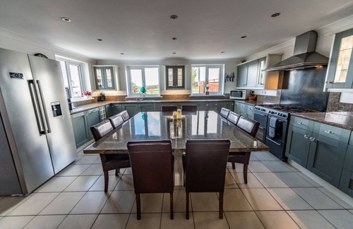 Llangynog Casa | Casa de campo moderna todo en el juego nr Pembrokeshire y Carmarthen, tina caliente, paddock propio