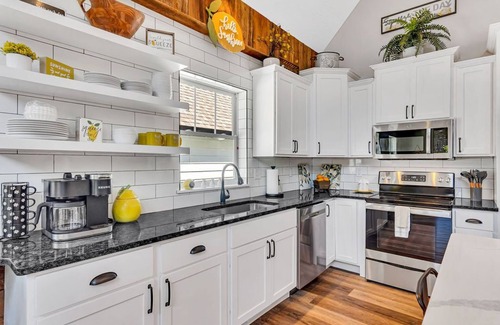 Hollister Casa | Modern Farmhouse- Dog Friendly- Indoor Pool- Pickleball- Foosball- Shuffleboard- Free Daily Tickets