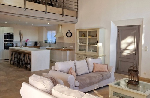 Uzes Villa | Casa de campo moderna en Uzés, piscina climatizada, sauna, jacuzzi y gimnasio.