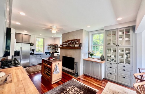 Stewartstown Casa | Encanto de granja con todo lo moderno en 53 hermosos Rolling Acres